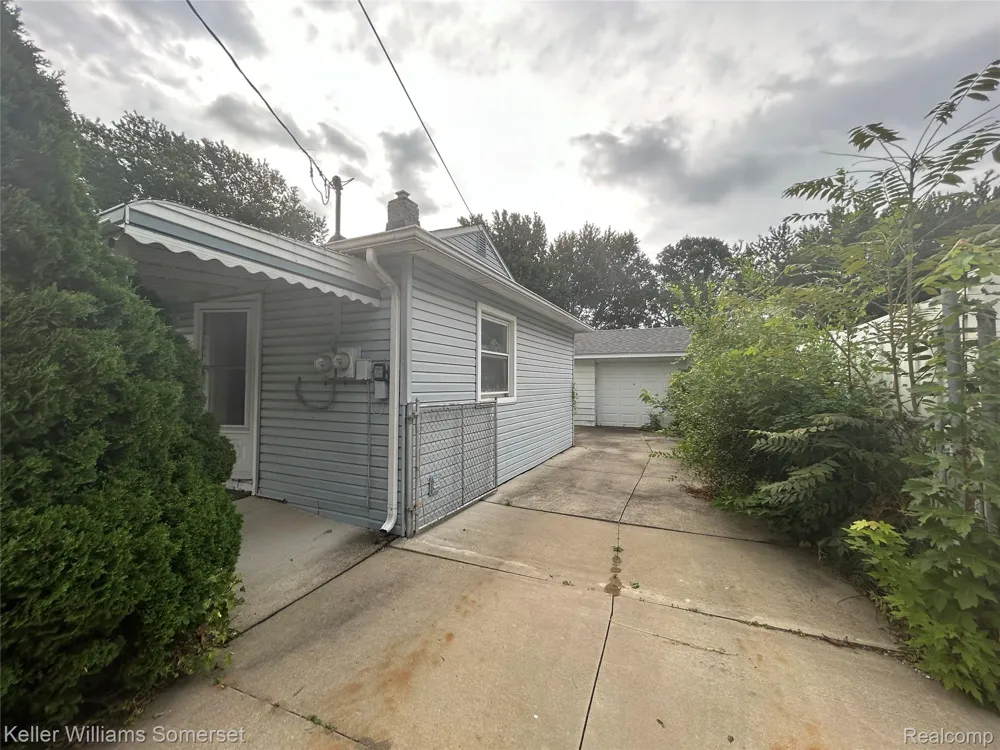 33809 Calumet Court Westland City, MI 48186