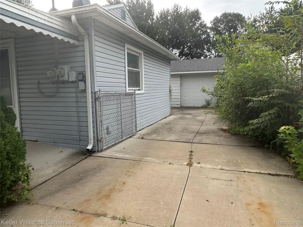 33809 Calumet Court Westland City, MI 48186