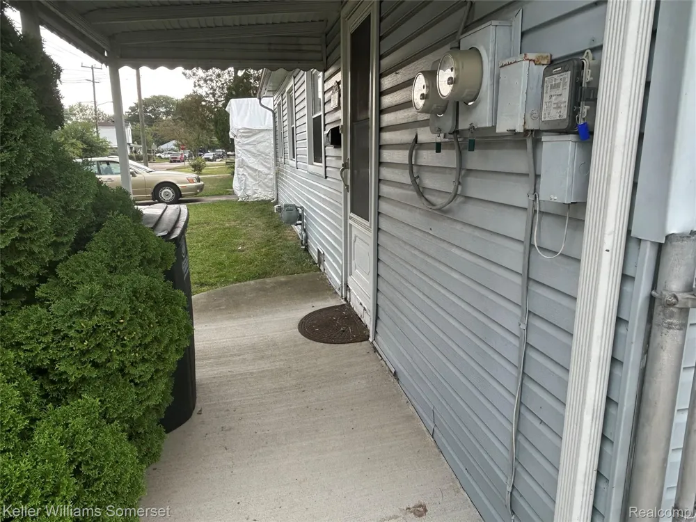 33809 Calumet Court Westland City, MI 48186