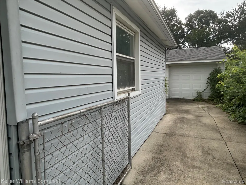 33809 Calumet Court Westland City, MI 48186