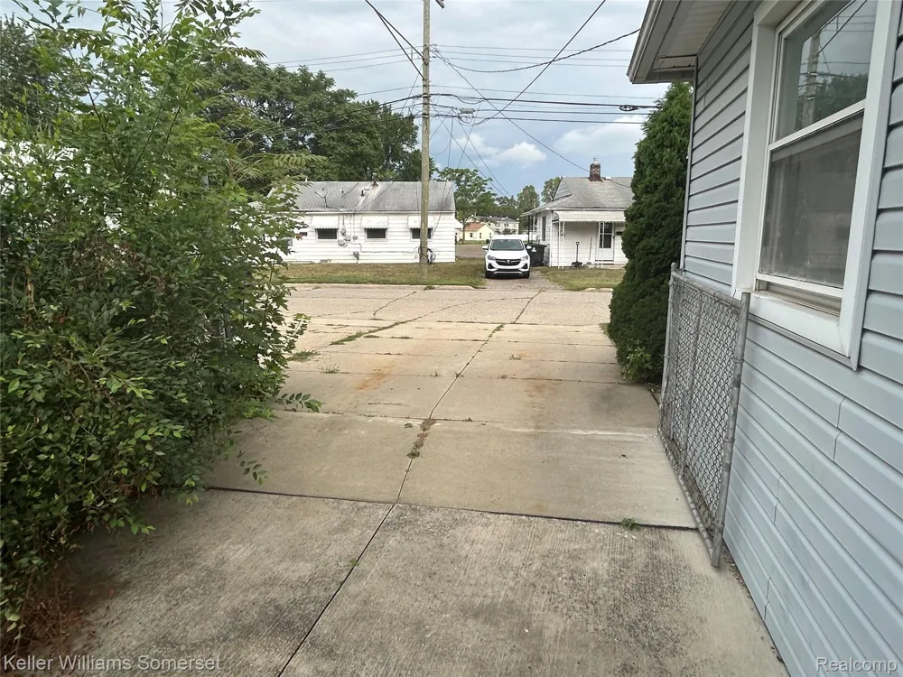 33809 Calumet Court Westland City, MI 48186