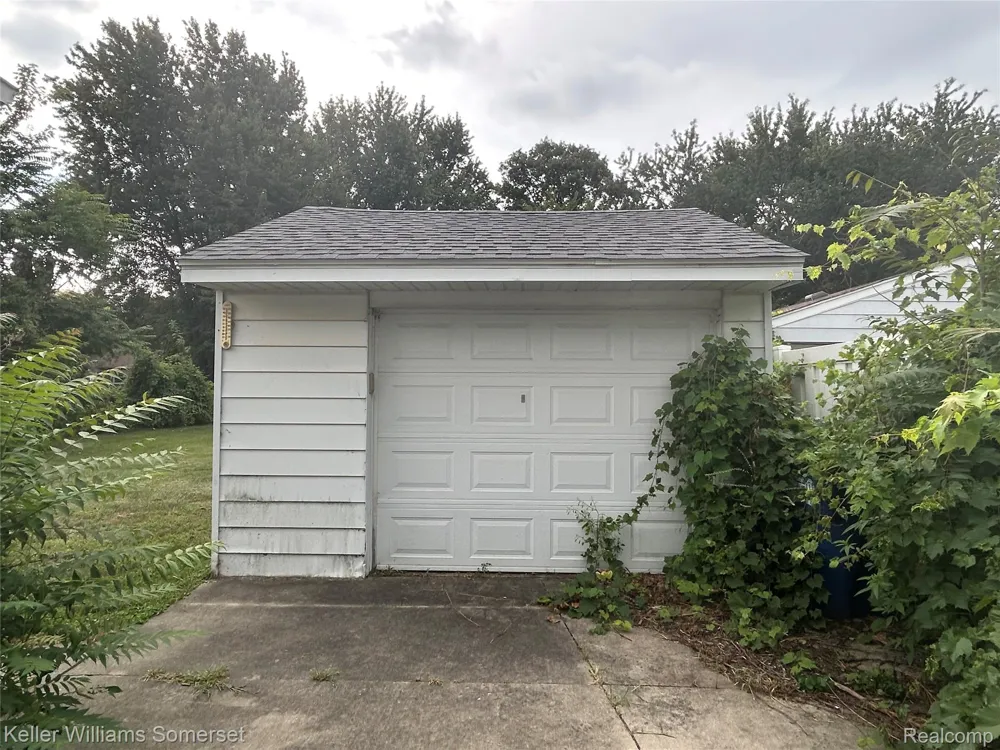 33809 Calumet Court Westland City, MI 48186