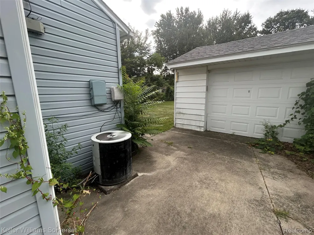 33809 Calumet Court Westland City, MI 48186