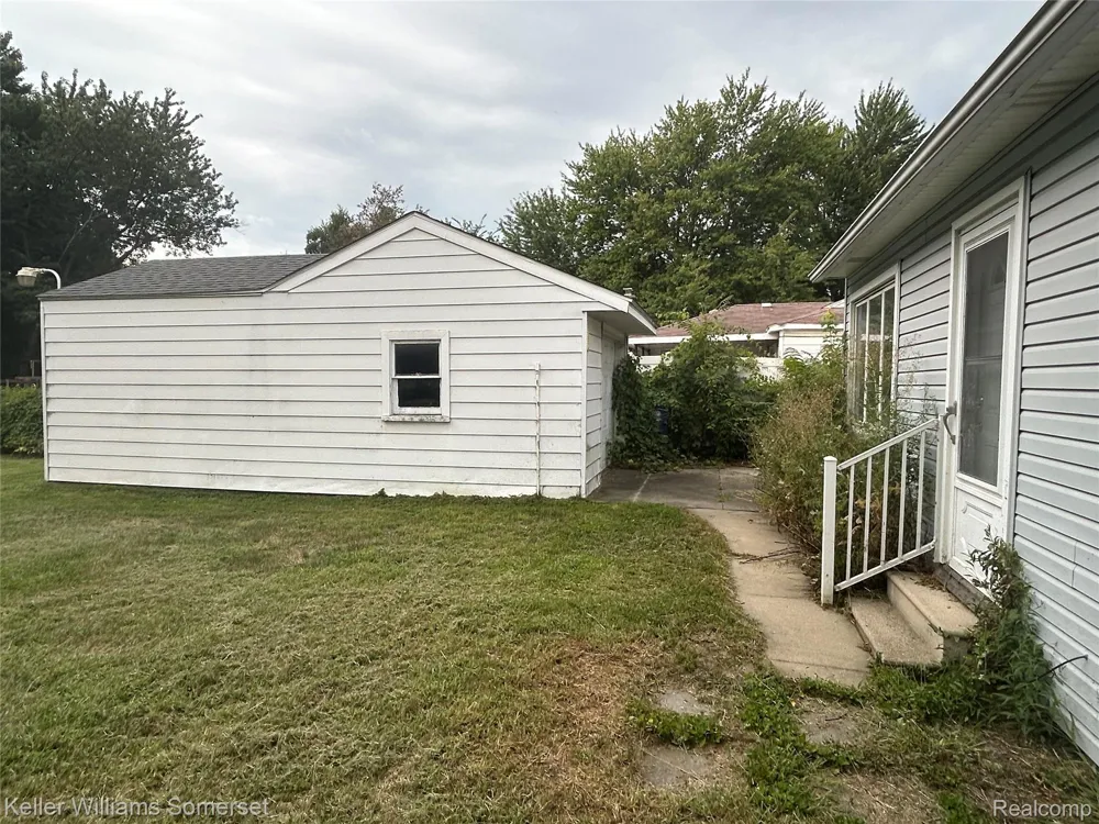 33809 Calumet Court Westland City, MI 48186