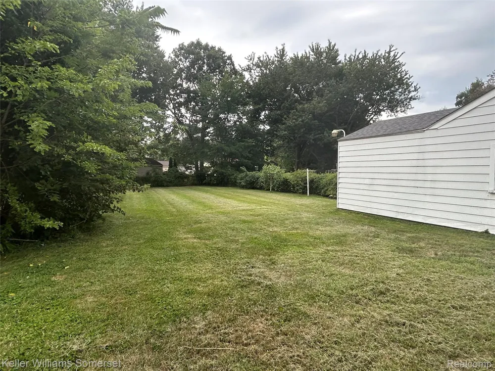 33809 Calumet Court Westland City, MI 48186