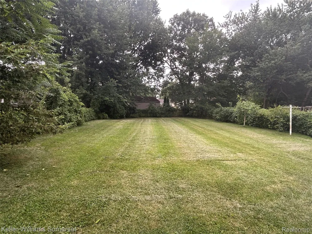 33809 Calumet Court Westland City, MI 48186