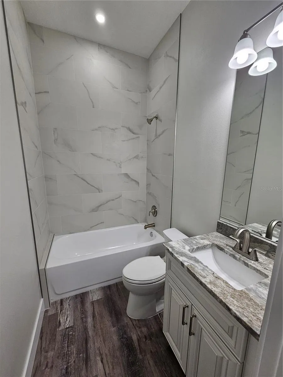 3525 MCINTOSH ROAD #B Sarasota, FL 34232