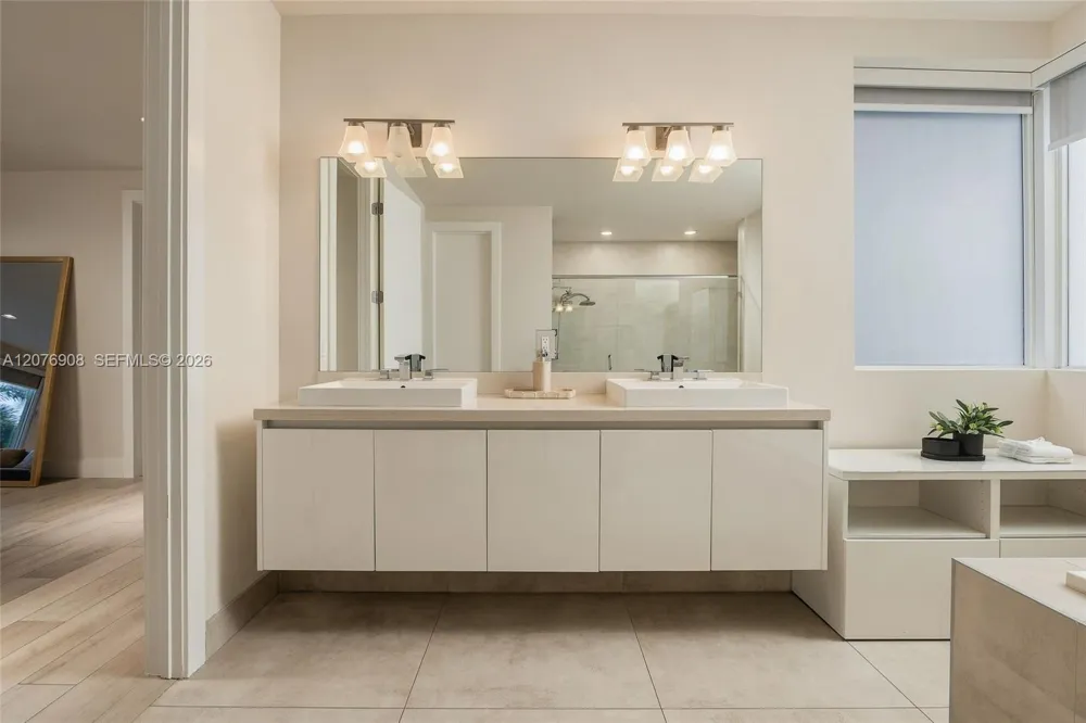 7423 NW 102th ct Doral, FL 33178