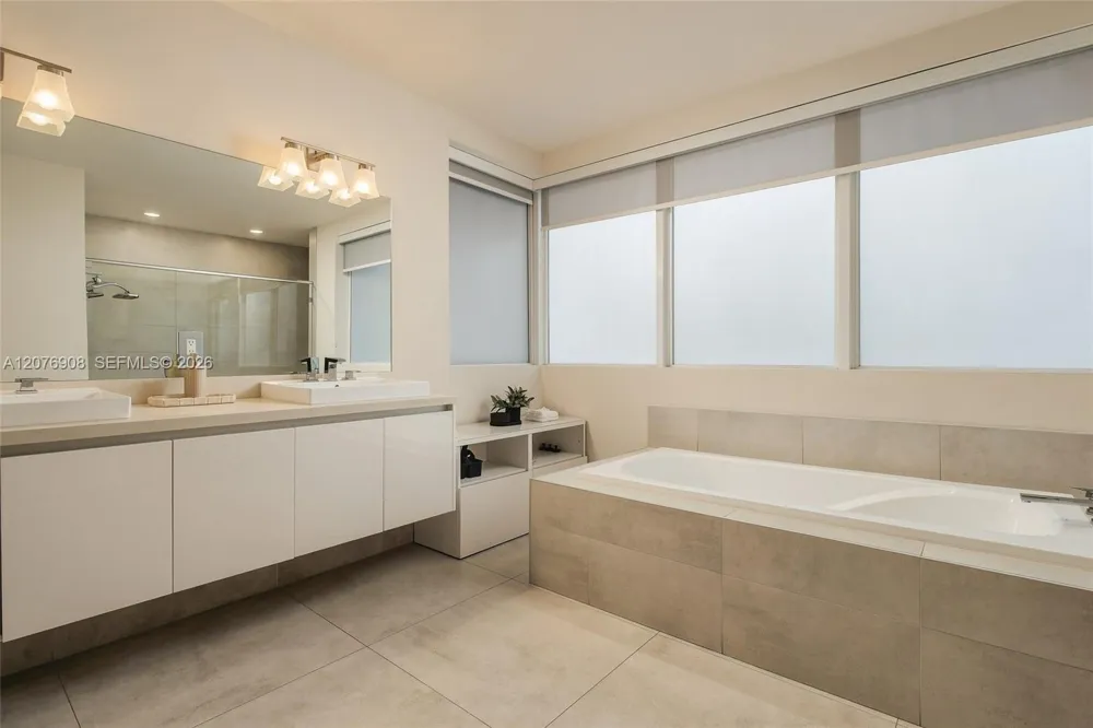 7423 NW 102th ct Doral, FL 33178