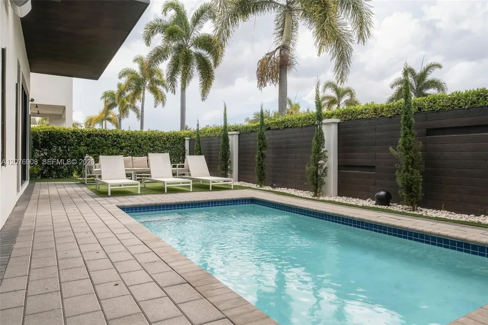 7423 NW 102th ct Doral, FL 33178
