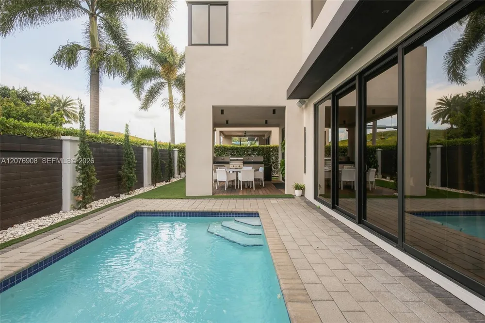 7423 NW 102th ct Doral, FL 33178