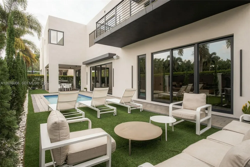 7423 NW 102th ct Doral, FL 33178