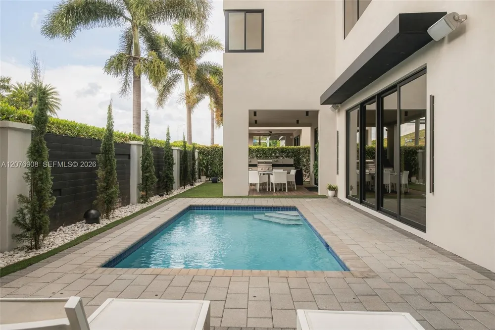 7423 NW 102th ct Doral, FL 33178