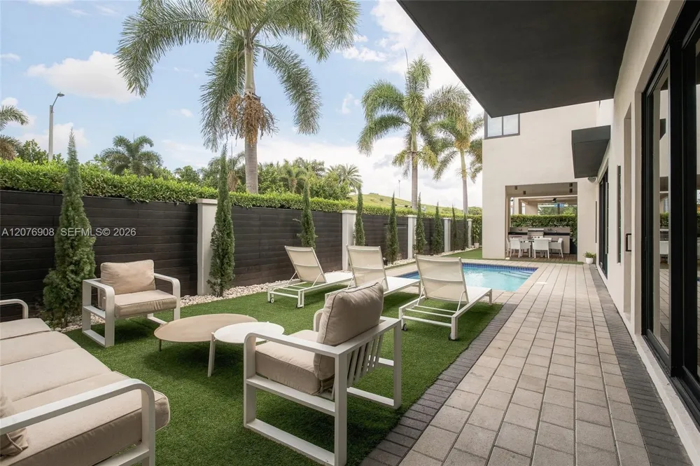 7423 NW 102th ct Doral, FL 33178