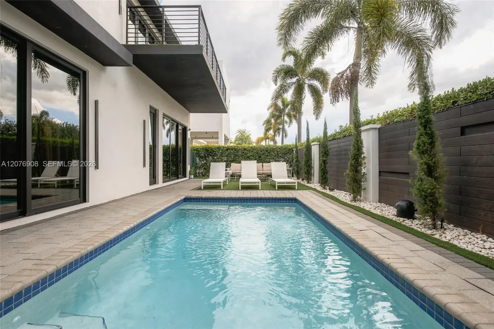 7423 NW 102th ct Doral, FL 33178