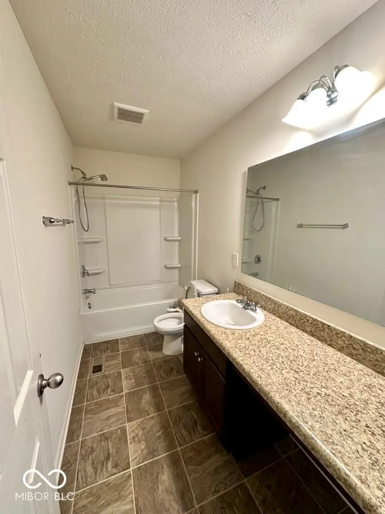 1935 Lakecrest Drive Columbus, IN 47201