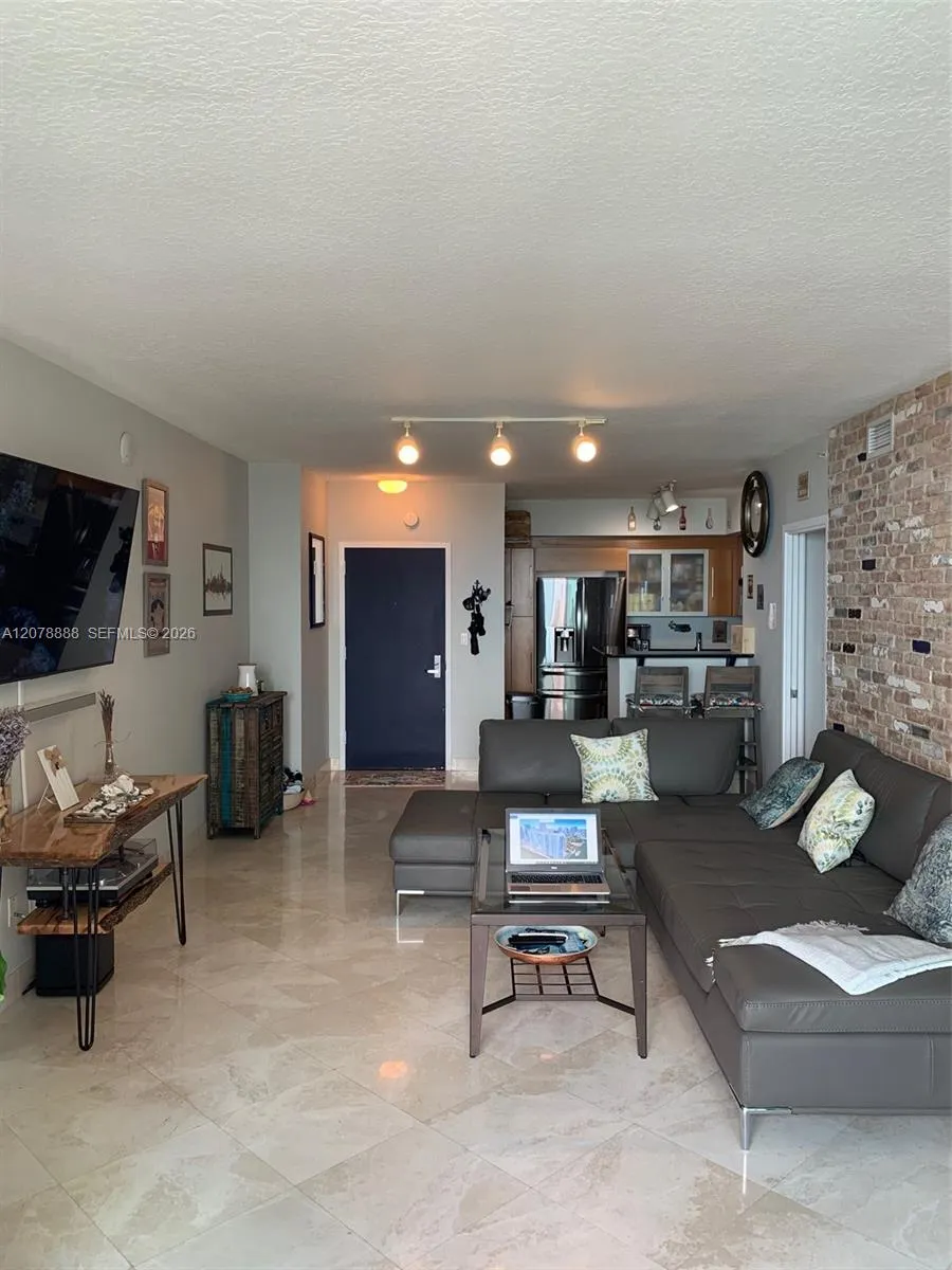 325 S Biscayne Blvd #2714 Miami, FL 33131