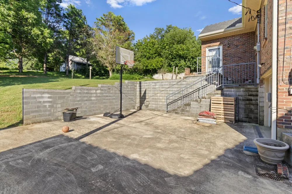 102 W Lawn St McMinnville, TN 37110
