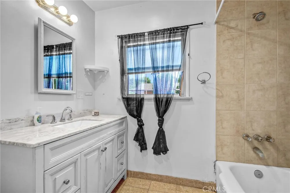 13901 Spinning Gardena, CA 90249