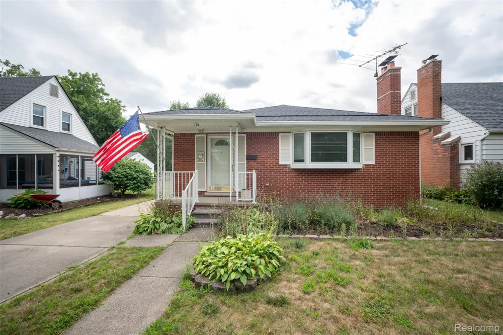 751 Auburn Street Plymouth City, MI 48170