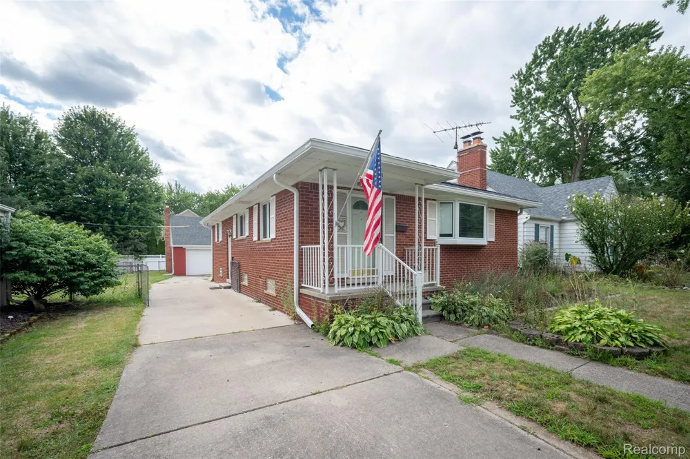 751 Auburn Street Plymouth City, MI 48170