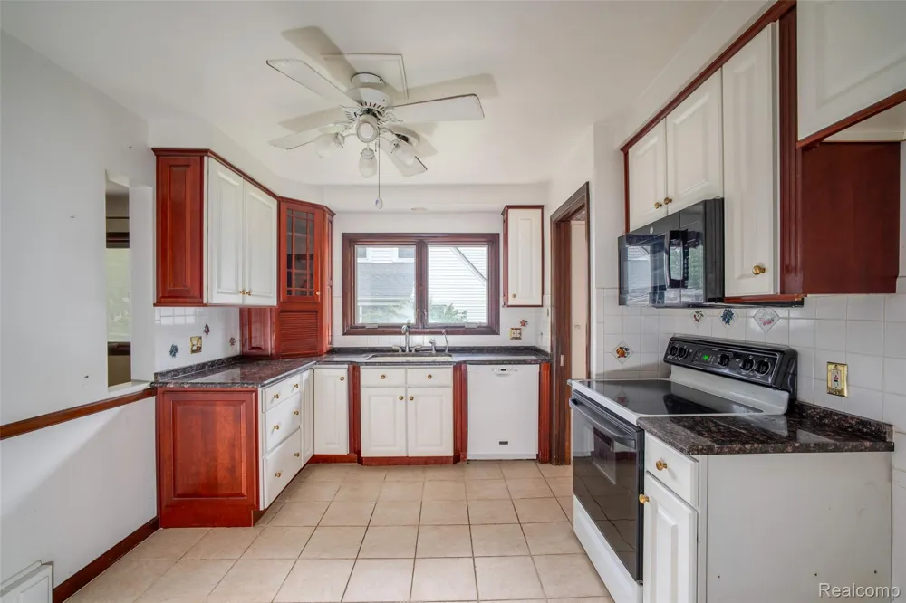 751 Auburn Street Plymouth City, MI 48170
