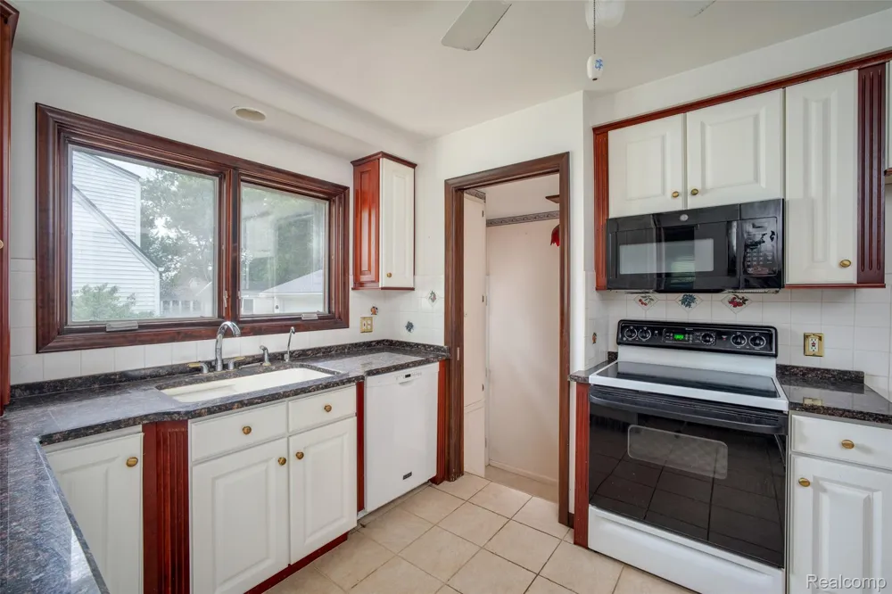 751 Auburn Street Plymouth City, MI 48170