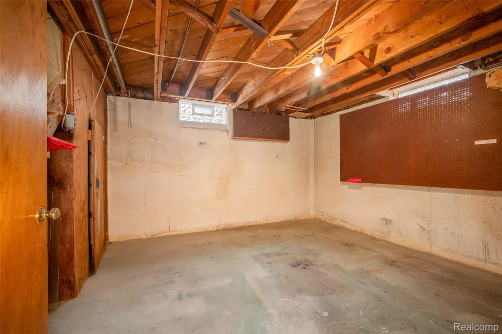 751 Auburn Street Plymouth City, MI 48170