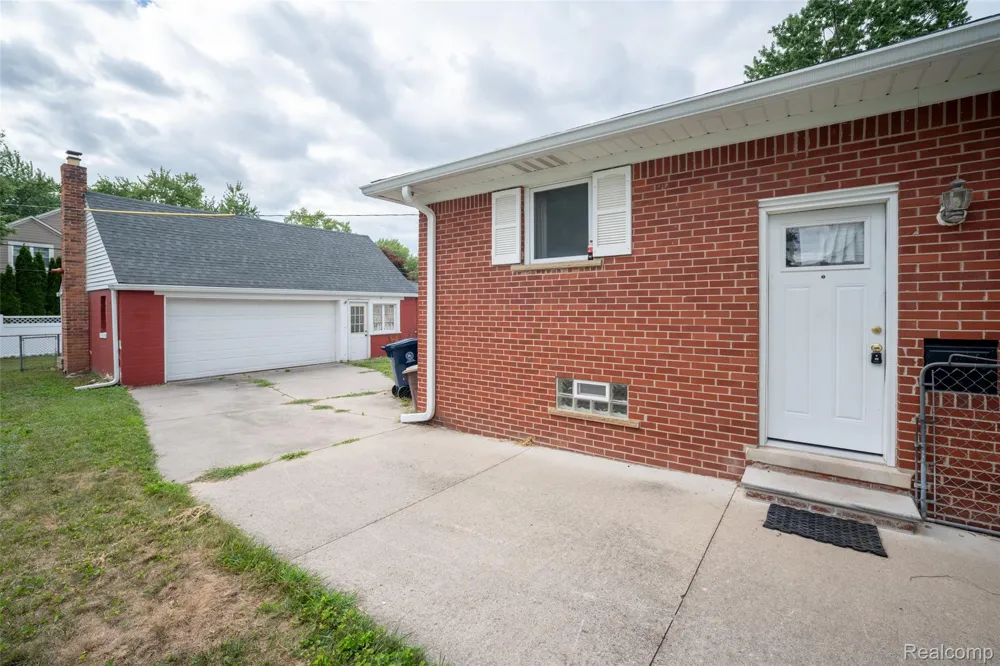 751 Auburn Street Plymouth City, MI 48170
