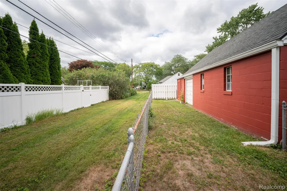 751 Auburn Street Plymouth City, MI 48170