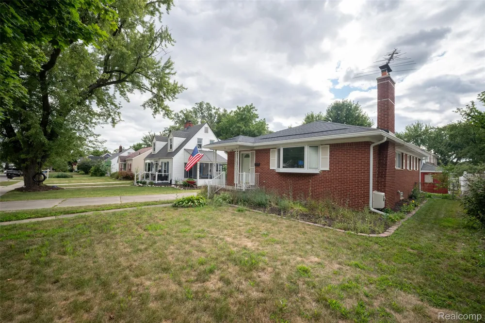 751 Auburn Street Plymouth City, MI 48170
