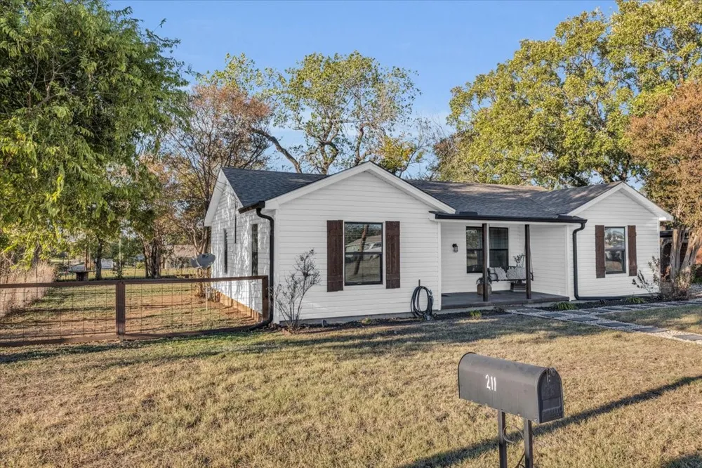 211 W Stegall Drive Robinson, TX 76706