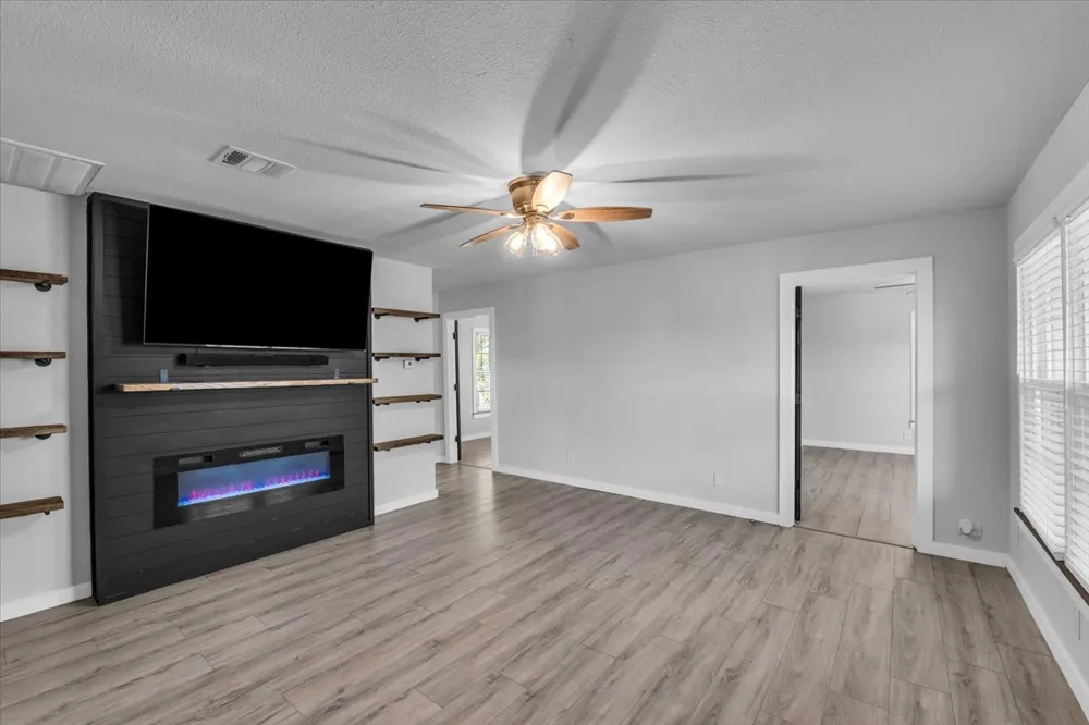 211 W Stegall Drive Robinson, TX 76706