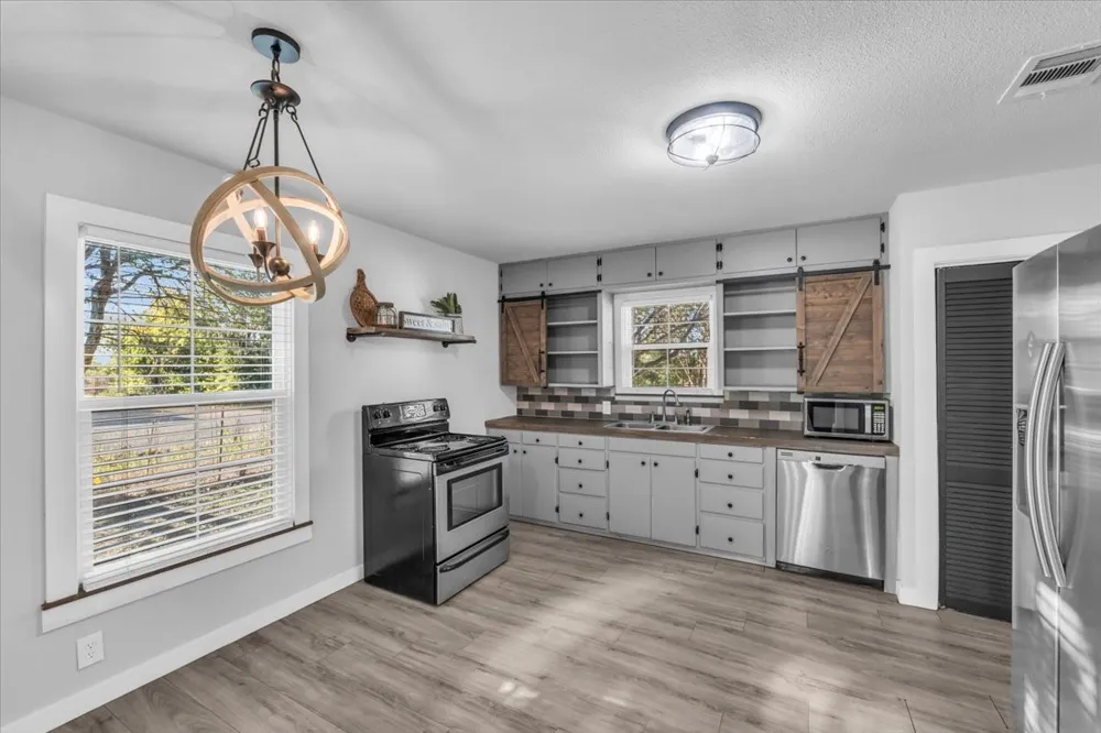 211 W Stegall Drive Robinson, TX 76706