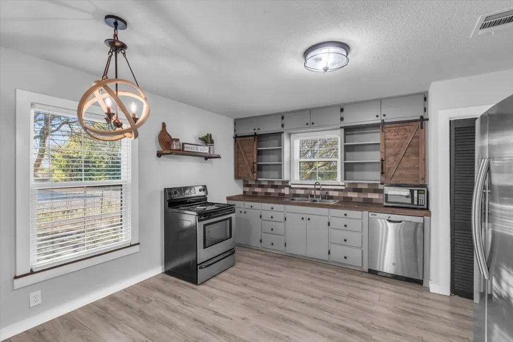 211 W Stegall Drive Robinson, TX 76706