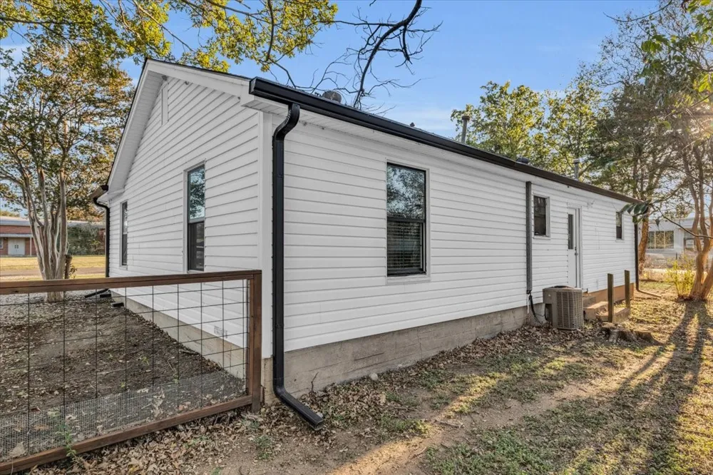 211 W Stegall Drive Robinson, TX 76706
