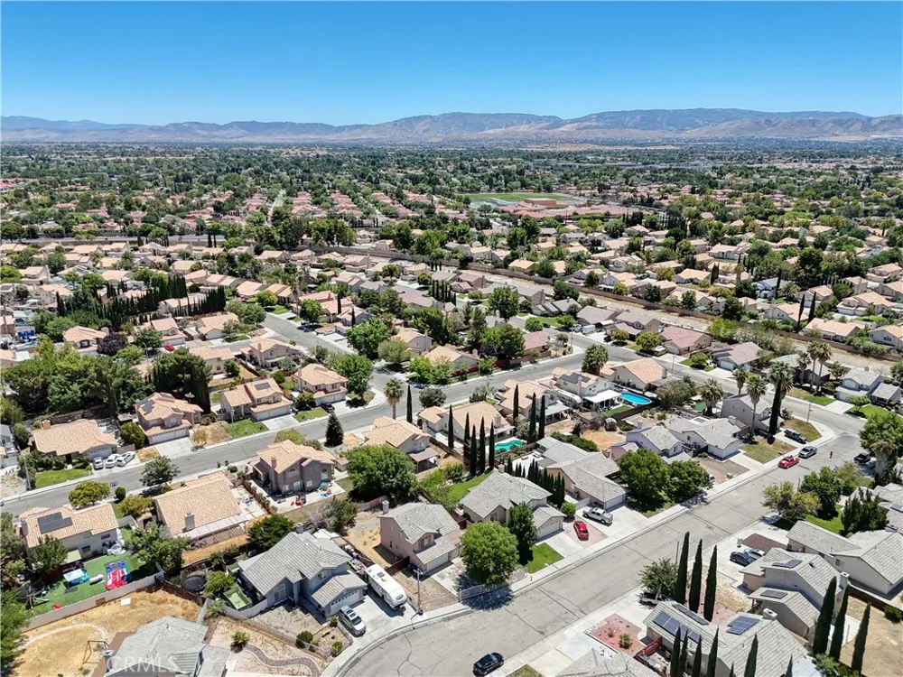 2614 W Newgrove Street Lancaster, CA 93536