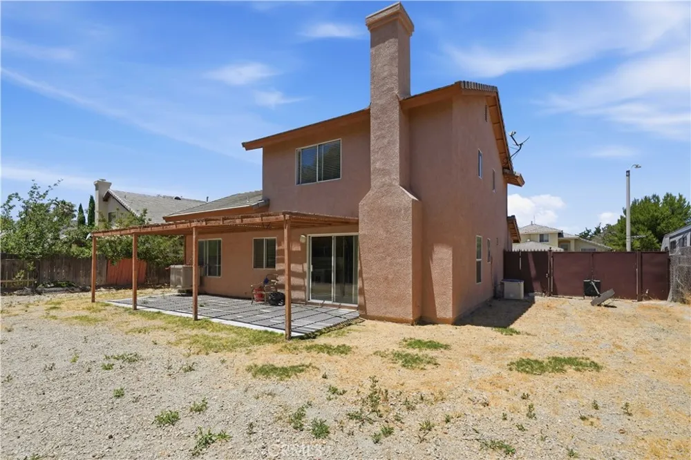 2614 W Newgrove Street Lancaster, CA 93536