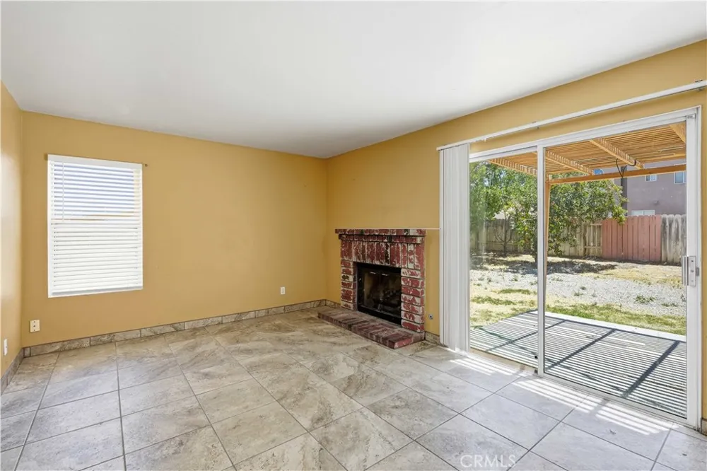2614 W Newgrove Street Lancaster, CA 93536
