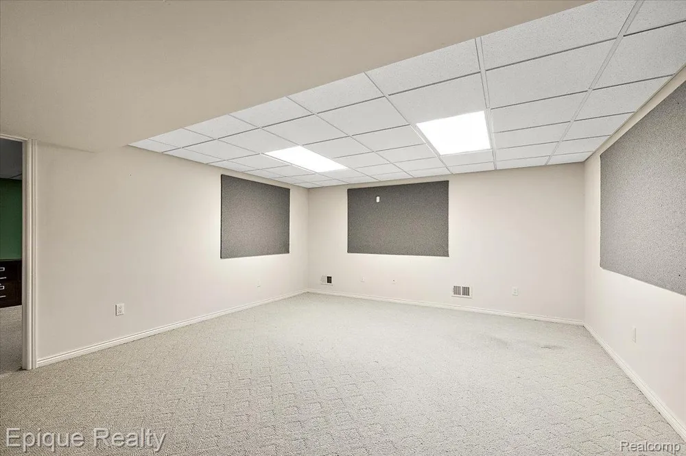 5675 Golf Pointe Drive Clarkston City, MI 48348