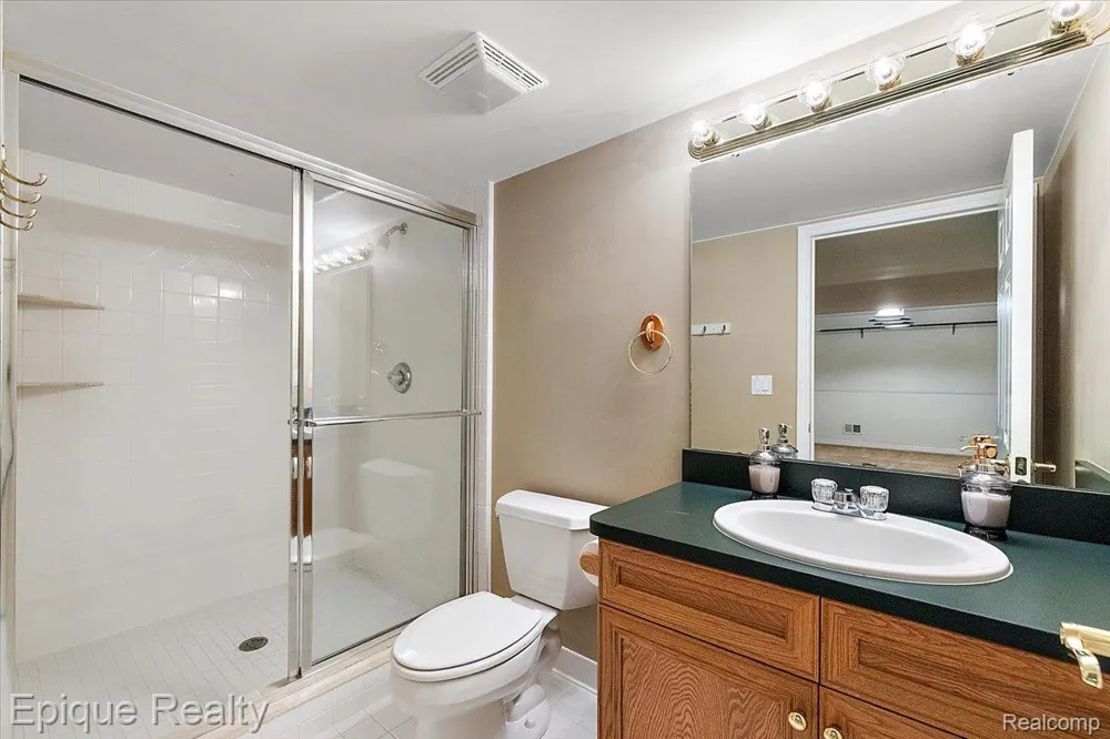 5675 Golf Pointe Drive Clarkston City, MI 48348