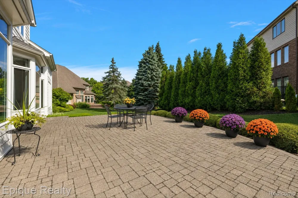 5675 Golf Pointe Drive Clarkston City, MI 48348