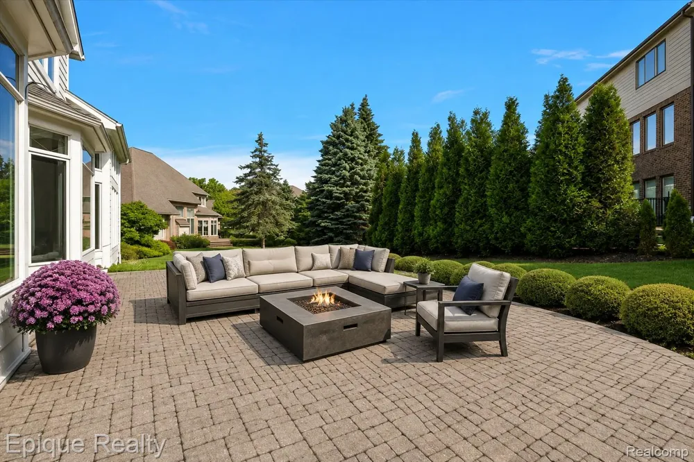 5675 Golf Pointe Drive Clarkston City, MI 48348