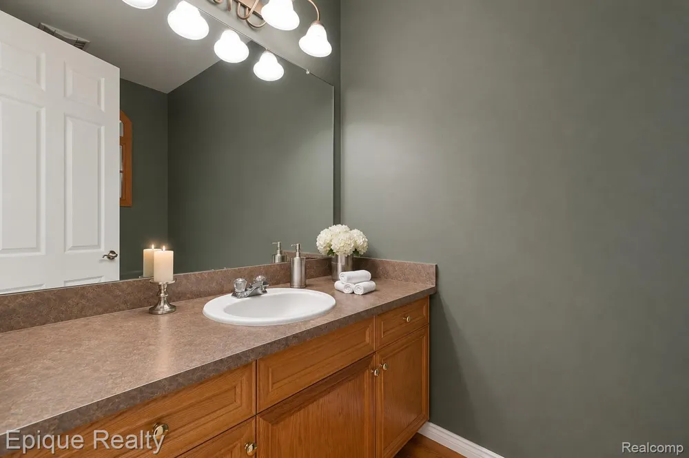5675 Golf Pointe Drive Clarkston City, MI 48348