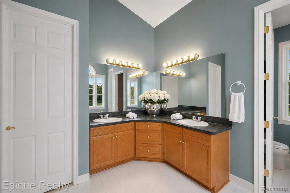 5675 Golf Pointe Drive Clarkston City, MI 48348