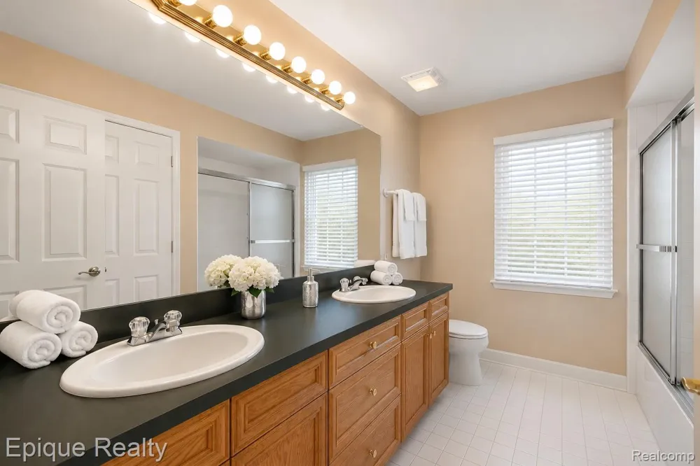5675 Golf Pointe Drive Clarkston City, MI 48348