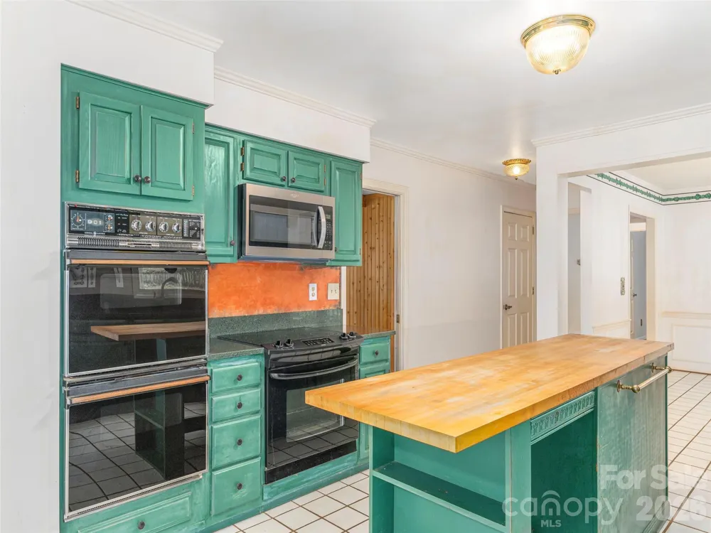 200 Heathcote Road Hendersonville, NC 28791