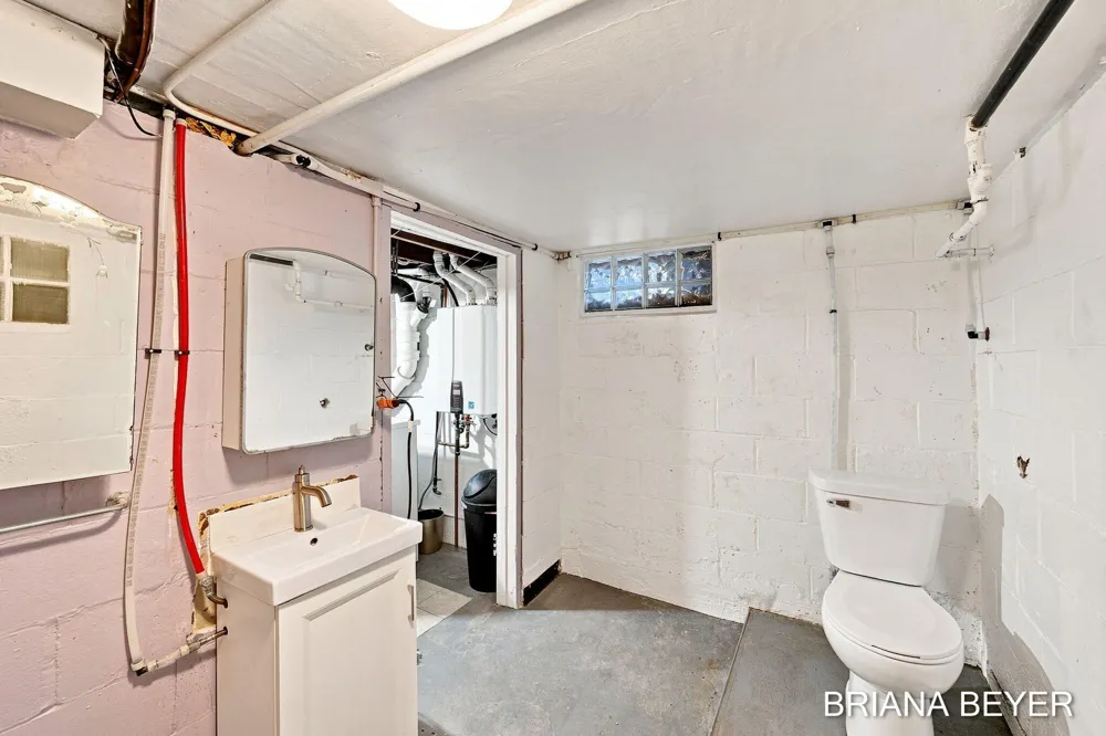 669 Columbia Avenue Holland, MI 49423