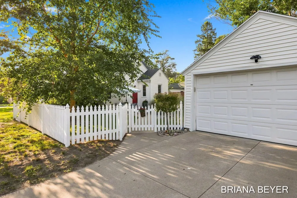 669 Columbia Avenue Holland, MI 49423