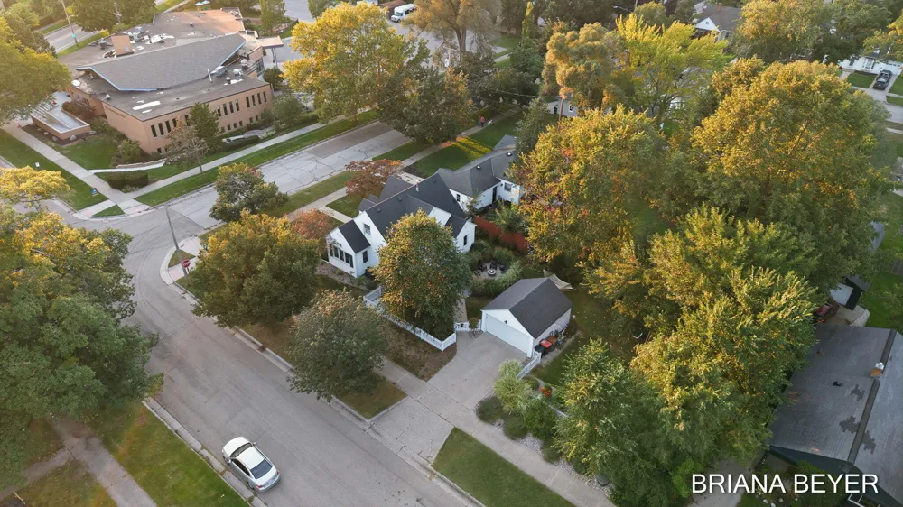 669 Columbia Avenue Holland, MI 49423